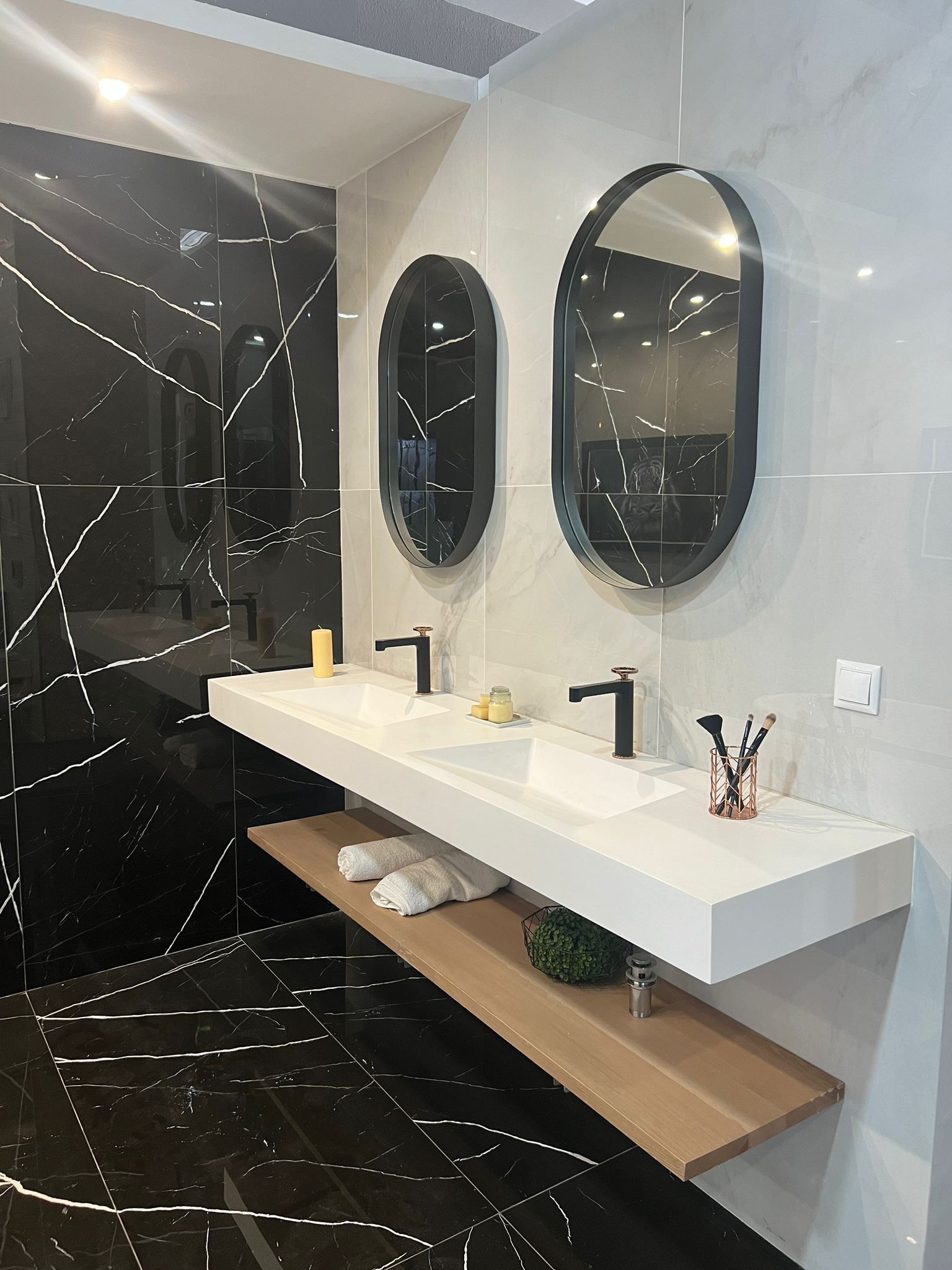 Waschbecken, Wasserhähne und Spiegel im Badezimmer