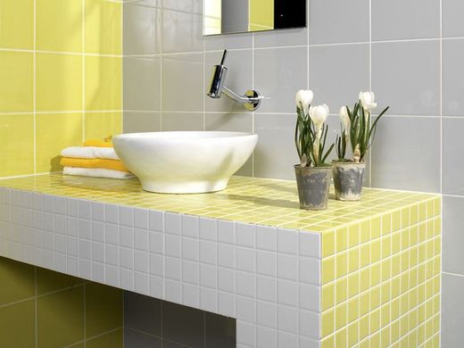 Le carrelage coloré, une excellente option pour personnaliser votre salle de bain