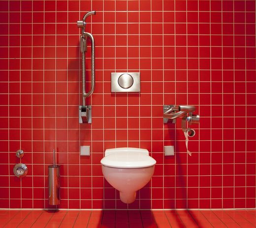Baños con azulejos rojos y blancos
