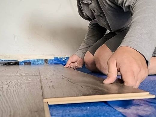 ¿Qué base aislante poner en suelo laminado para mayor durabilidad?