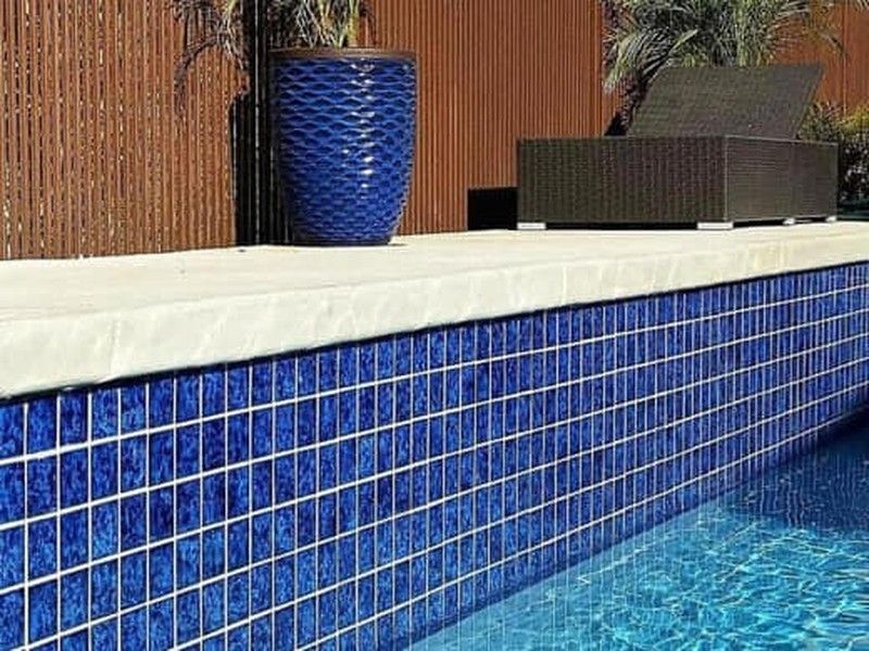 Gres Porcelánico o Pintura: ¿Qué es mejor para las paredes de la piscina?