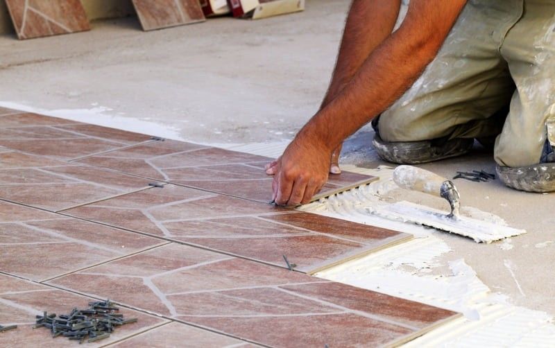 ¿Cuándo es recomendable colocar un suelo encima de otro?