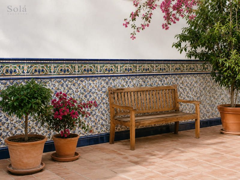 Cómo elegir entre pared completa o zócalo andaluz