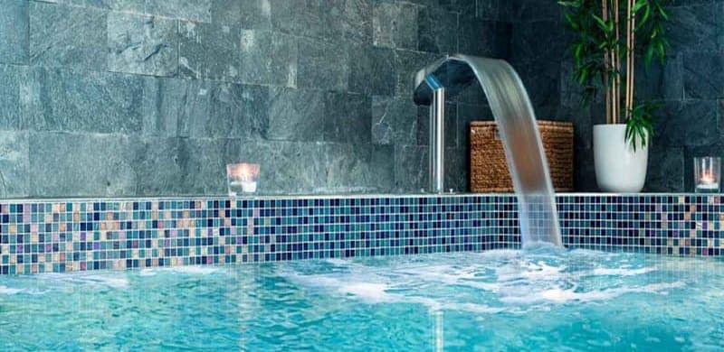 ¿Qué son los azulejos de gres porcelánico y la pintura para piscinas?