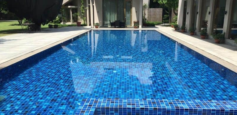 Diferencias entre los azulejos de gres porcelánico o la pintura para piscina