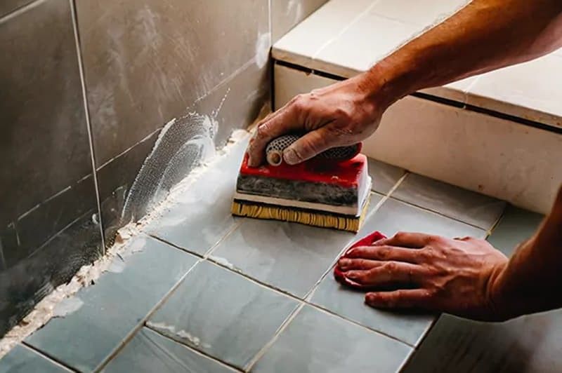 Los riesgos de pintar los azulejos del baño