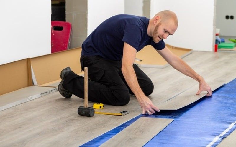 ¿Qué base aislante se pone debajo del suelo laminado?