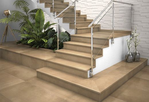 Peldaños escaleras interior