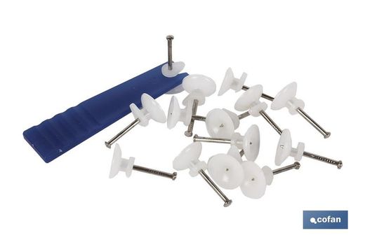 Blister met 15 stuks Eenvoudige hanger met beschermer Verkoop per stuk