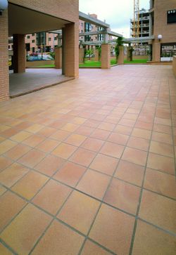 Wytłaczane pudełko z kamionki 31,4x31,4