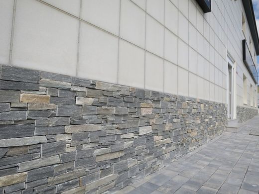 Grå medeltida naturstenslåda 0,33m2 Piedras de Galicia