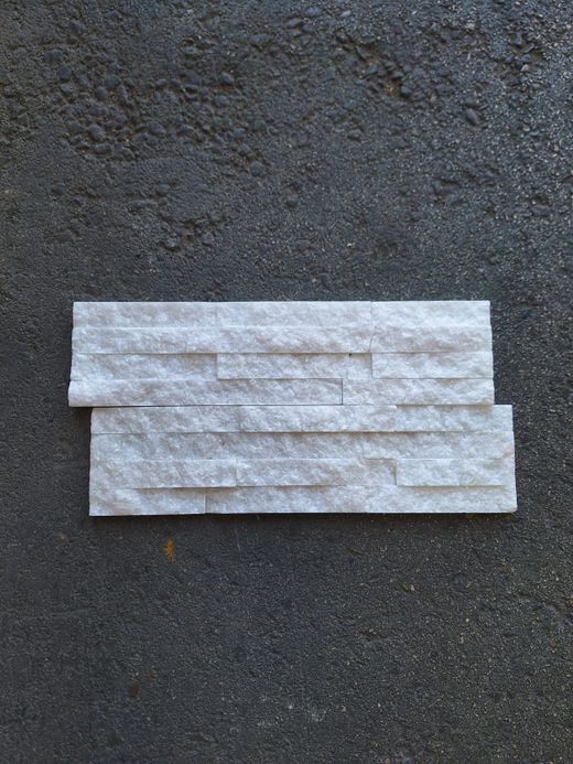 Vormontierte Natursteinbox Polar White Linear 0,48 m2 Piedras de Galicia