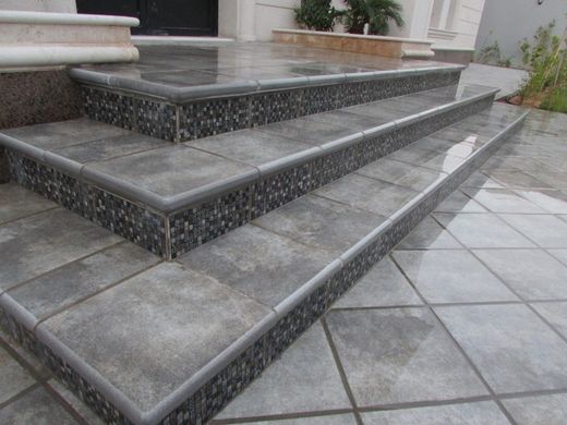 Scatola in porcellana antiscivolo Mytho Steel 33x33 0,66m2/Gres Aragón Box
