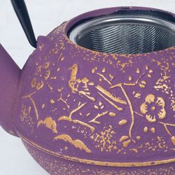 Cocina Tetera 0,72l violeta-dorada Medidas: 10 cm x 13 cm x 16 cm  Material: Hierro Colado Peso neto: 800 grs.