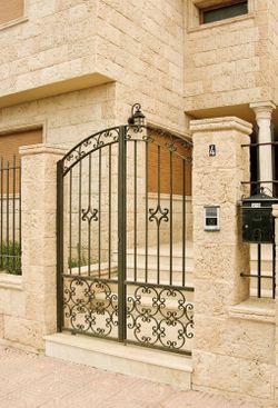 Cantonada sortint Mares Tosca Verniprens