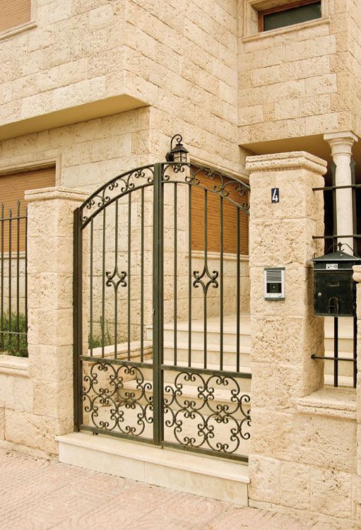 Cantonada sortint Mares Tosca Verniprens