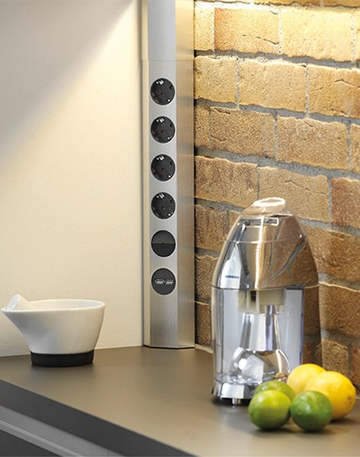 Przyszłe gniazdko, wykończenie ze stali nierdzewnej, 4 gniazdka + 2 USB + przełącznik