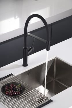 Robinet de lavabo Sena noir bec flexible orientable Réf.GCE022/NG Imex