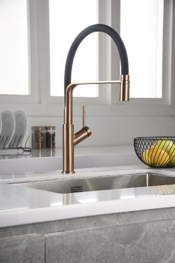 Grifo fregadero Sena negro + oro rosa con caño giratorio flexible Ref. GCE022/ORC Imex