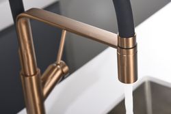 Grifo fregadero Sena negro + oro rosa con caño giratorio flexible Ref. GCE022/ORC Imex