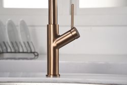 Grifo fregadero Sena negro + oro rosa con caño giratorio flexible Ref. GCE022/ORC Imex