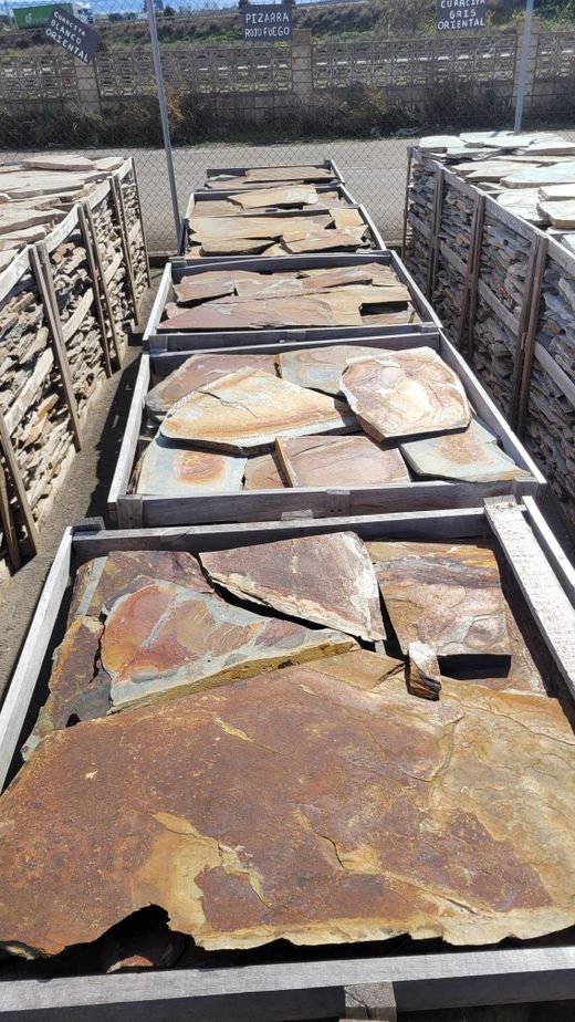 Oregelbunden natursten Pall Fire Red