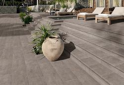 Peldaño porcelanico antideslizante 120x32x3 Tucson Iron Natucer