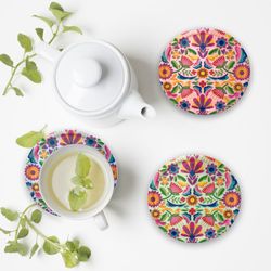 Conjunto de 6 bases para copos Medidas: 5,5 cm x 11 cm x 11 cm Material: Melamina Peso líquido: 295 grs.